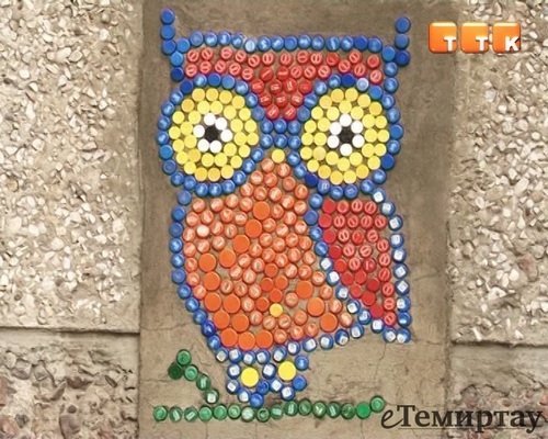 Жительницы Темиртау украшают родной город с помощью панно из пластиковых крышек