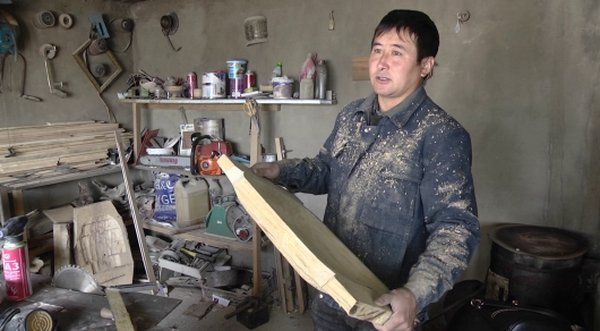 Мастер из Шахтинска продал деревянные мечи Нурсултану Назарбаеву