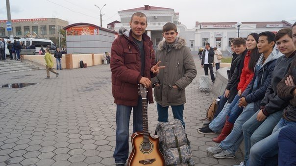 Российские автостопщики переночевали в теплой остановке в Астане