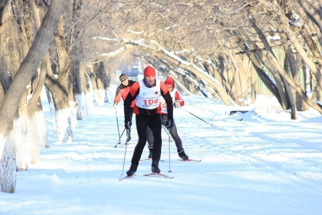 Именитые спортсмены посоревнуются в лыжных гонках
