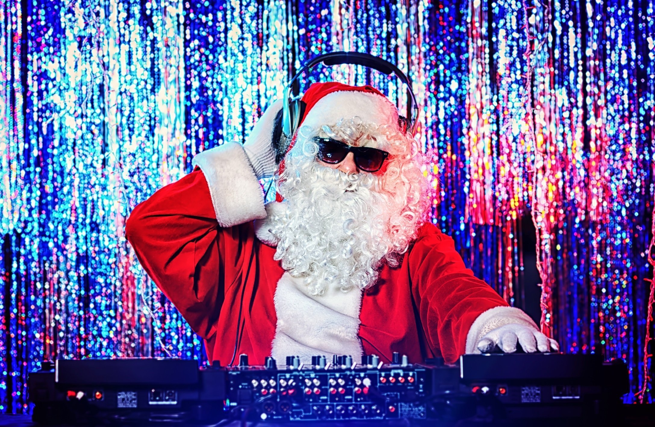 Новогодняя музыка плейлист. Новогодняя вечеринка. Новогодняя дискотека. Крутой дед Мороз. Современный дед Мороз.